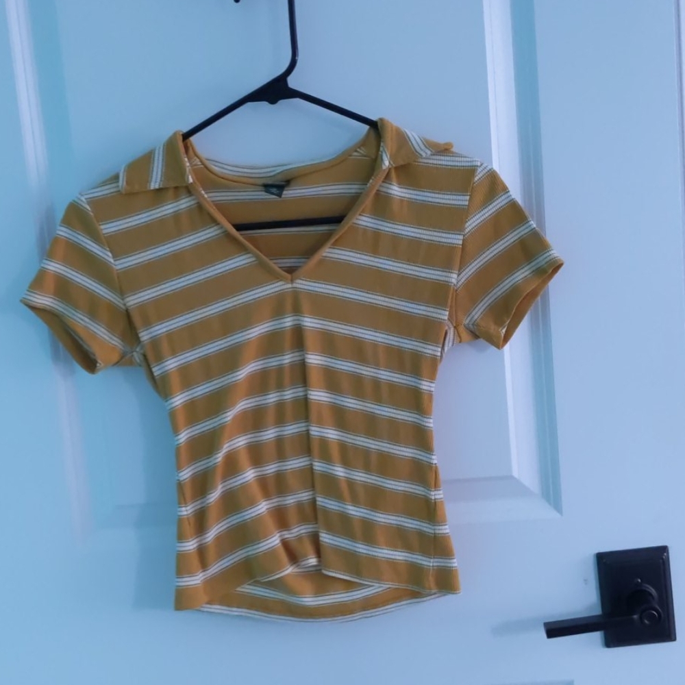 Cropt woman's short sleeve shirt